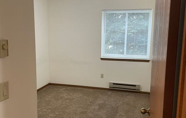 3 beds, 1 bath, 1,040 sqft, $1,695, Unit 3172-204