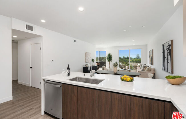 6144 WHITSETT AVE