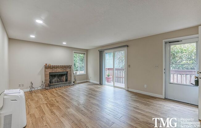SW Portland 2 BD Home with Garage & Outdoor Space