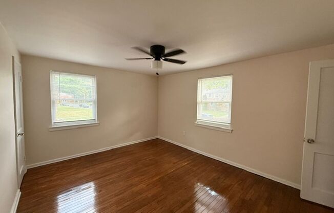 2 beds, 1 bath, $1,350, Unit 2949 Heather Place