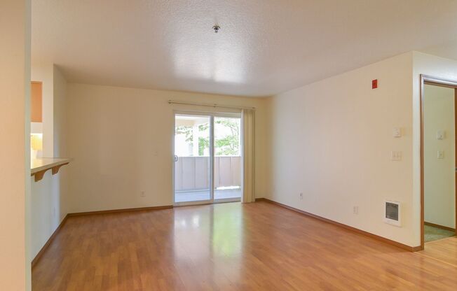 3 beds, 2 baths, $2,400, Unit 208