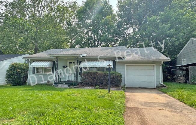 Cute 2 Bedroom Home Located Near Fort & Sunshine!
