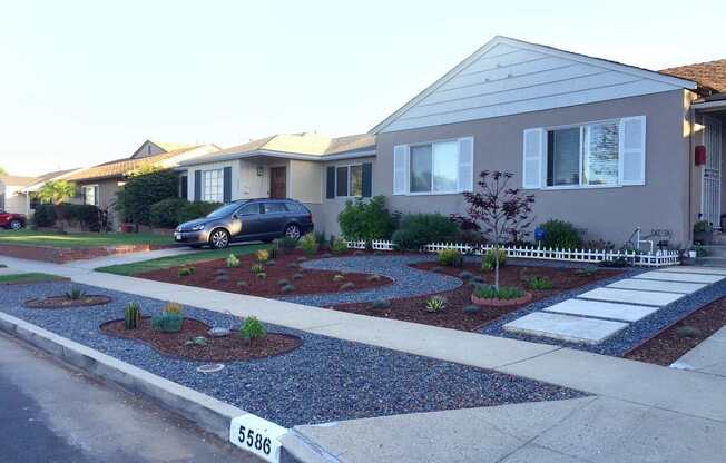 3bed/1bath  house with PARKING, large backyard and Central AC! LMU students welcome!