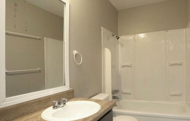 3 beds, 1.5 baths, 1,260 sqft, $1,200, Unit 212