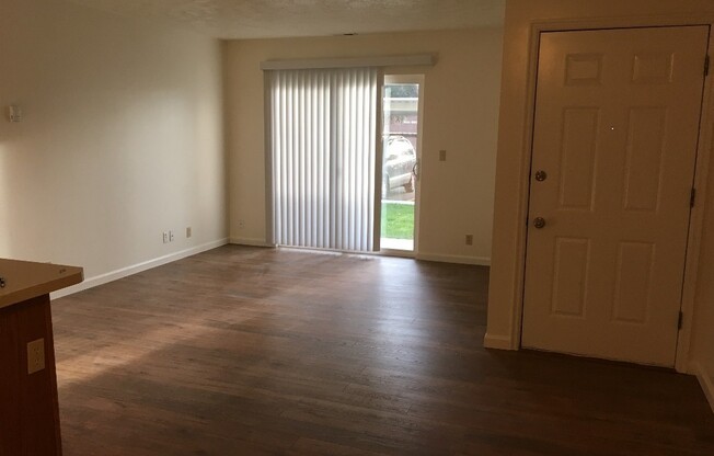 2 beds, 1 bath, 830 sqft, $1,275, Unit 3