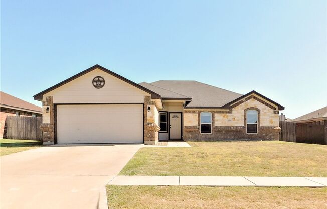 Available NOW!!!! Lovely home located in Goodnight Ranch in Killeen. Minutes from Ft. Cavazos, Hospitals and Colleges. Home offers ceramic tiling through out, and carpeting in bedrooms. Open kitchen features stainless steel appliances, smooth top range, g