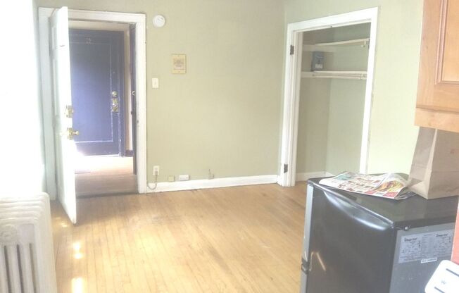 Studio, 1 bath, $700, Unit 11