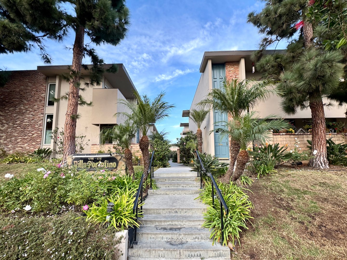 Spacious Multi-Level Townhouse w/hwd flrs, patio, large open space kitchen w/formal dining area, pool & private 2-car garage close to 90/405 fwy & adj Venice Beach