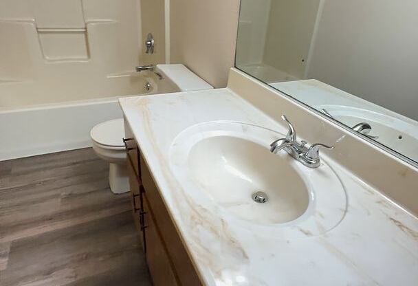 2 beds, 1 bath, 850 sqft, $879.99, Unit 911-L102