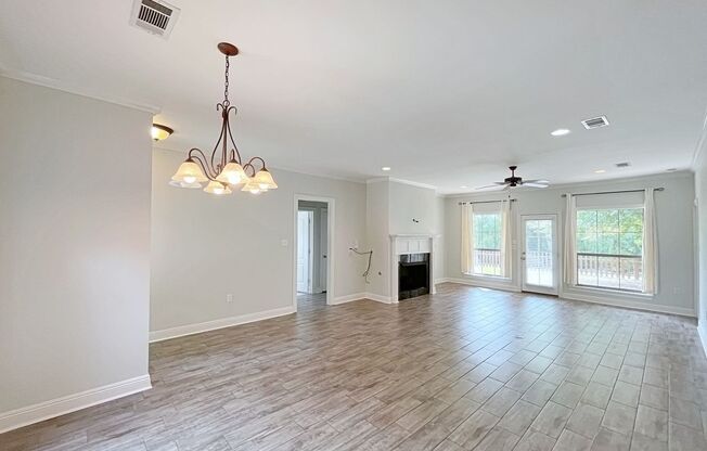 3 Bedroom House with Community Pool