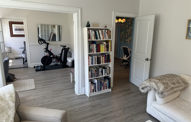 1 bed, 1 bath, 913 sqft, $3,200, Unit 32