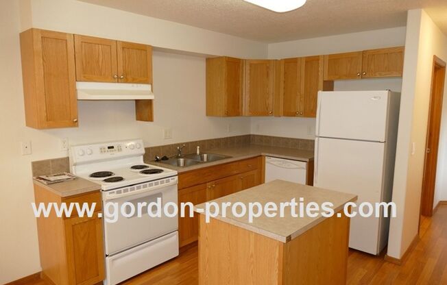 3 beds, 2.5 baths, $1,950, Unit 8032