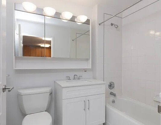 2 beds, 2 baths, $9,250, Unit 10R