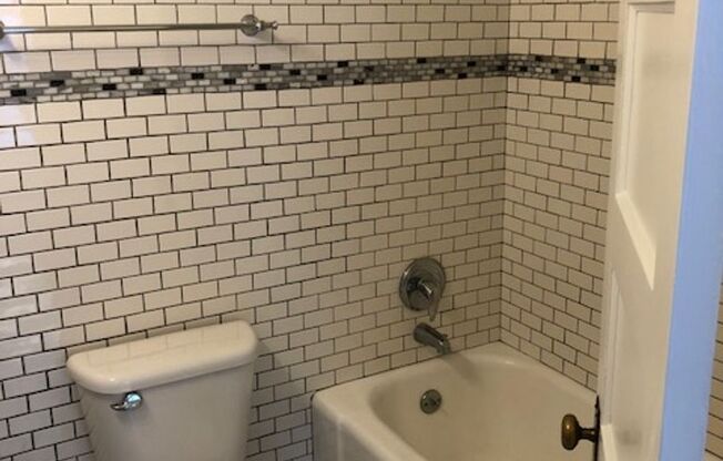 Studio, 1 bath, 300 sqft, $1,200, Unit 32