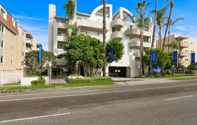 Exterior at Palm Royale Apartments, Los Angeles