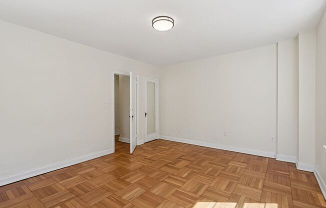 2 beds, 1 bath, 975 sqft, $1,900, Unit Royal York 102