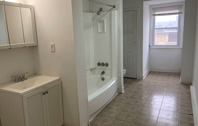 1 bed, 1 bath, 700 sqft, $1,249, Unit 38-5