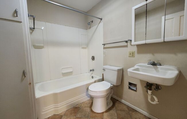 2 beds, 1 bath, $695, Unit 319