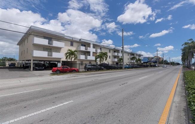 2725 W OKEECHOBEE RD