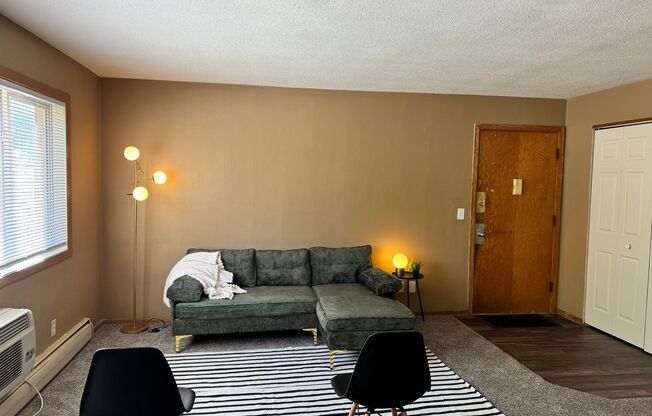 3 beds, 1 bath, 965 sqft, $895, Unit 915-04