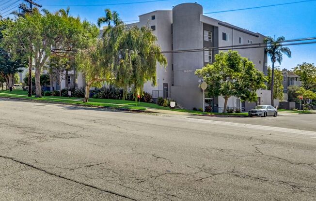 16070 Sunset Blvd