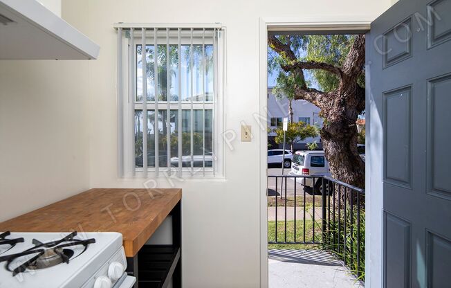 Charming, Unique Attached Cottage in the Heart of PB on Grand Avenue