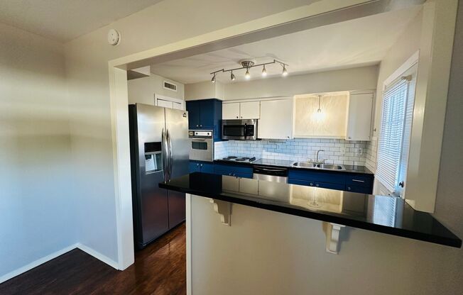 Cozy 2 Bedroom Condo minutes from SMU!