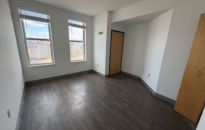 2 beds, 1 bath, 990 sqft, $1,900, Unit 601