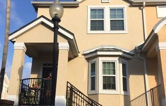 Large Tri-Level Townhome in Metrowest