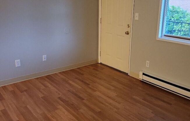 1 bed, 1 bath, 576 sqft, $1,195, Unit 12