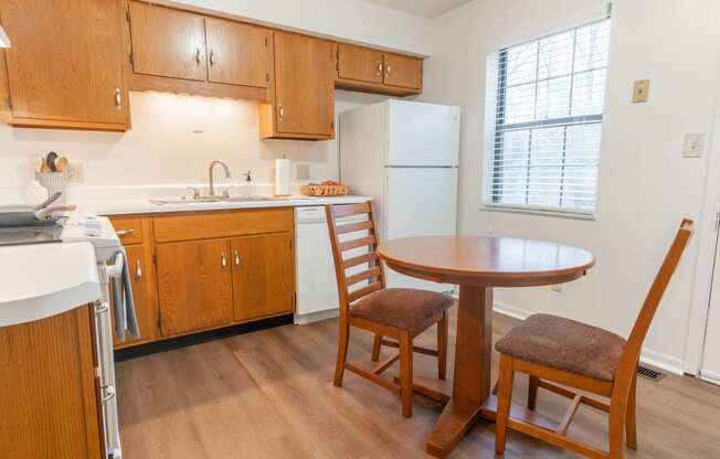 Apartment Dining at Sandstone Court Apartments, Indiana