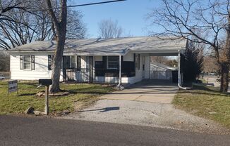 3 bd, 2 ba house NE Columbia, 2nd living room downstairs, fenced, w/d
