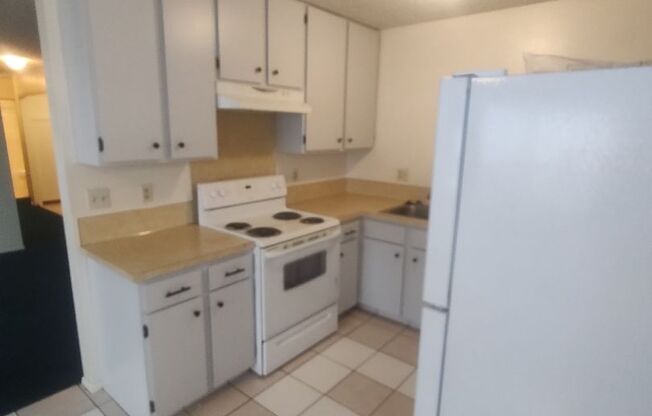 2 beds, 1 bath, $1,100, Unit 1620