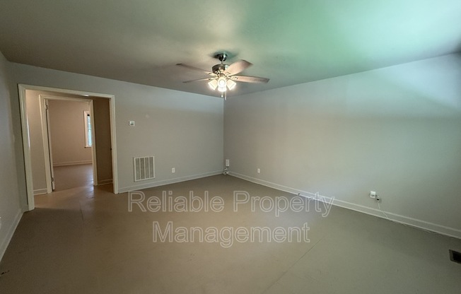 725 LOCUST LN