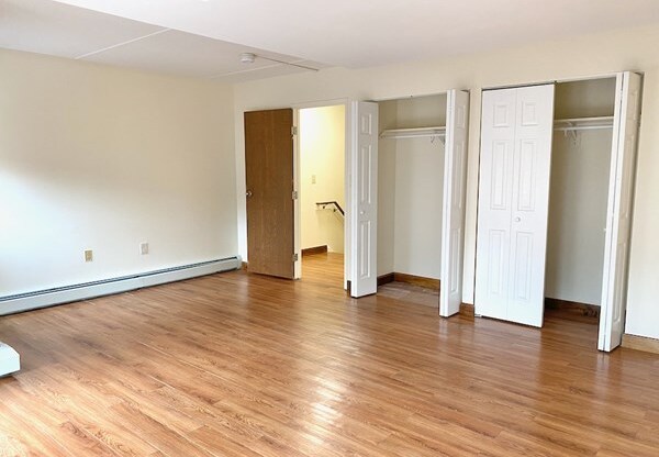 3 beds, 1 bath, 1,200 sqft, $4,500, Unit 38