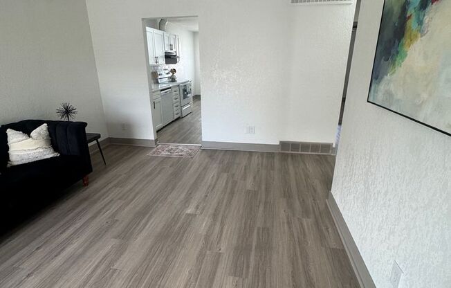 2 beds, 1 bath, 950 sqft, $1,295, Unit B5