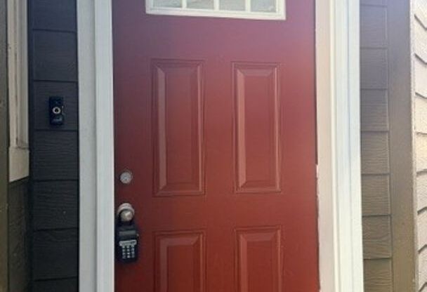 Three Bedrooms Plus Loft! Centrally located!