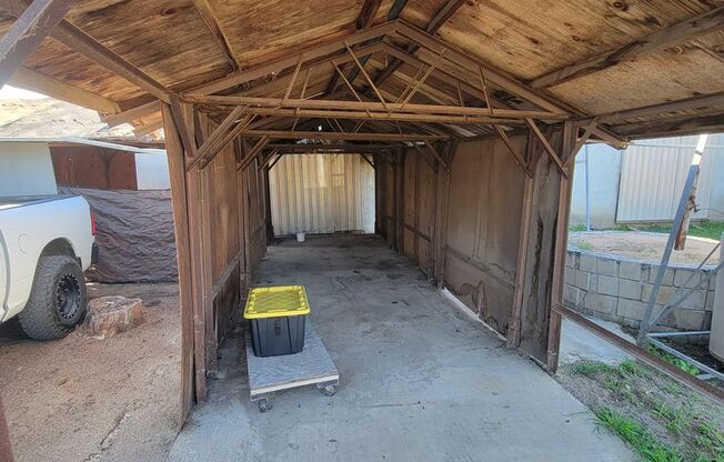 LARGE workshop or storage space available for lease in Ramona.