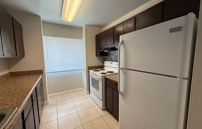 Spacious 2 bedroom/1 Bathroom End Unit Upstairs Condo.