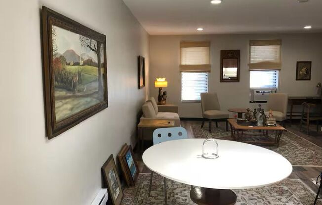 NEWLY RENOVATED APARTMENT IN HISTORIC ELLIOT PARK