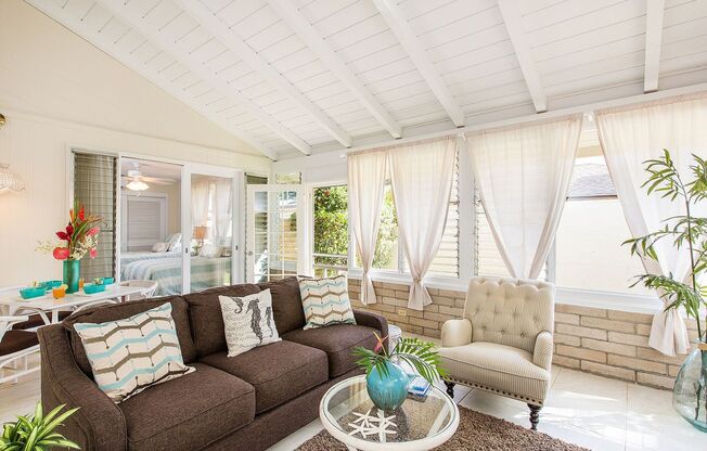 2bd/2ba Home w/Private Pool, Upscale decor, & Near Kahala Beach. Kahala Cottage