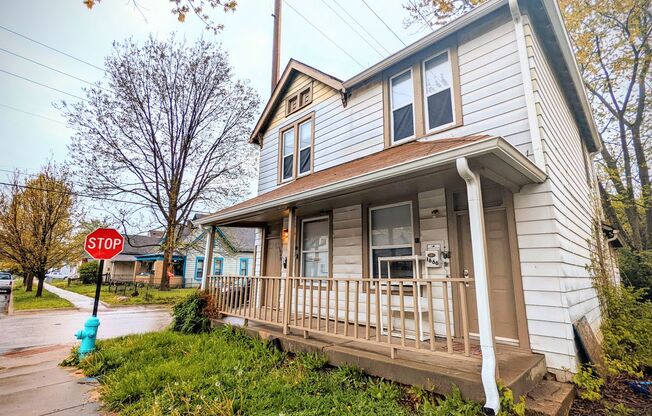 2 bed 1 bath duplex home!