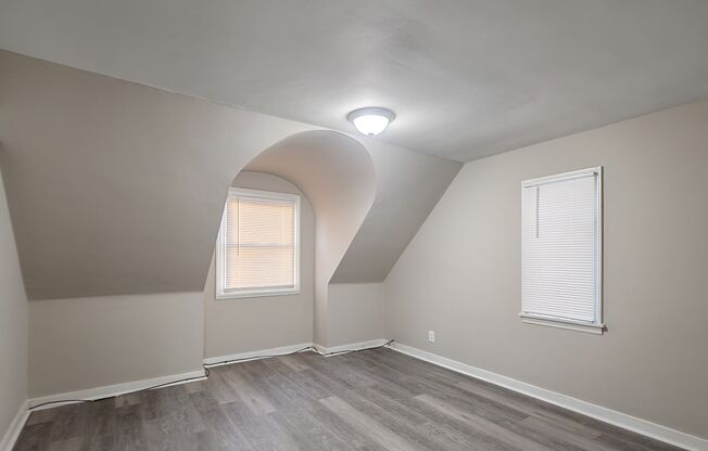 *** Bright 2 Bedroom Available Now with a Huge Yard!