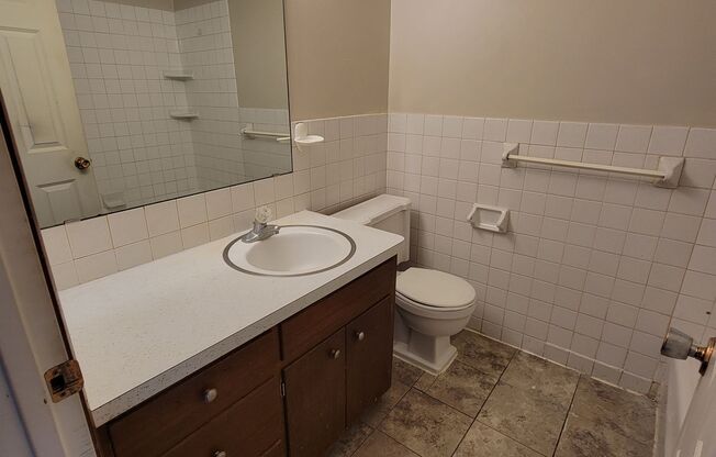 Great 2 Bedroom Near Downtown Shakopee With Parking!
