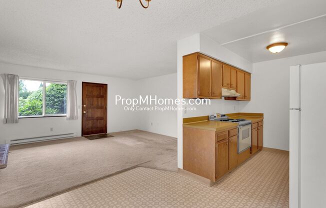 Cozy Two Bedroom Duplex in Oregon City - Parking Included!