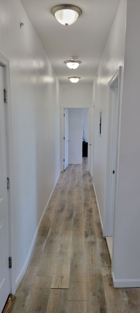 2 beds, 1 bath, $2,000, Unit 103