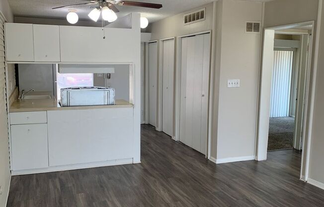 2 beds, 1 bath, 764 sqft, $875, Unit 15B