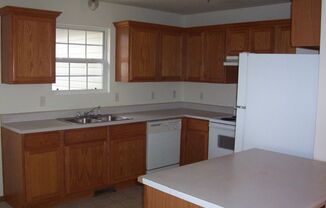 3 beds, 1.5 baths, $895