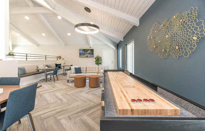 Resident Lounge with seating l Vue at the Lake in Sacramento
