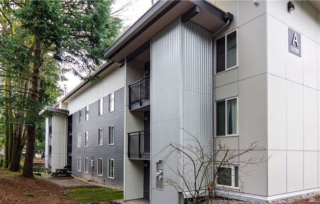 Newly Remodeled 2 Bed 1.5 Bath Condo in Bellevue